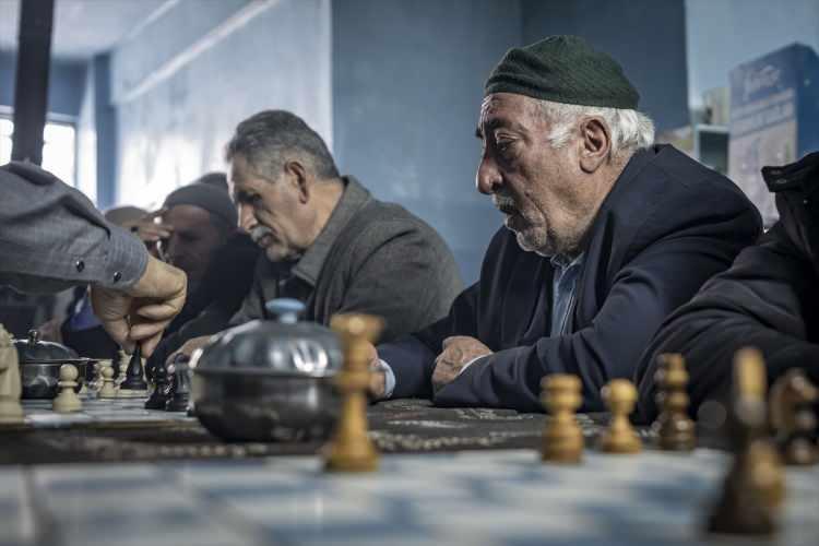 <p><span style="color:#A52A2A"><strong>"50 YILDIR SANTRAN&Ccedil; OYNUYORUM"</strong></span></p>

<p>&nbsp;</p>

<p>Kahvehanenin m&uuml;davimlerinden satran&ccedil; oyuncusu Muhlis Ateş de <strong><em>"50 yıldır satran&ccedil; oynuyorum. Burası bizim mekanımız. Bizde okey filan oynanmaz. Namaz vakitleri hari&ccedil; t&uuml;m saatlerde buradayız. Ezan okunmaya başlayınca herkes namaza gider sonra namazdan &ccedil;ıkar gelir."</em></strong> dedi.</p>
