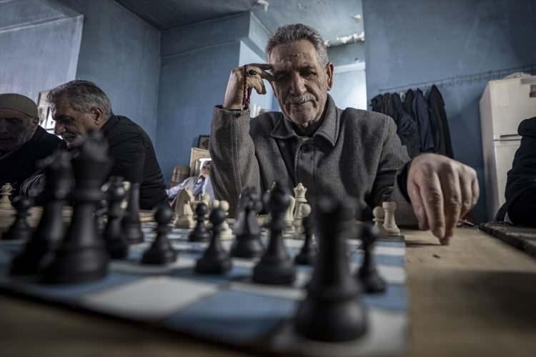 <p><span style="color:#A52A2A"><strong>SABAHIN ERKEN SAATLERİNDE OYNAMAYA BAŞLIYORLAR</strong></span></p>

<p>&nbsp;</p>

<p>&Ccedil;oğunluğu 50 yaş &uuml;st&uuml; olan m&uuml;davimler, sabahın erken saatlerinden itibaren masaların başına ge&ccedil;erek taşları sessiz bir ustalıkla diziyor.</p>
