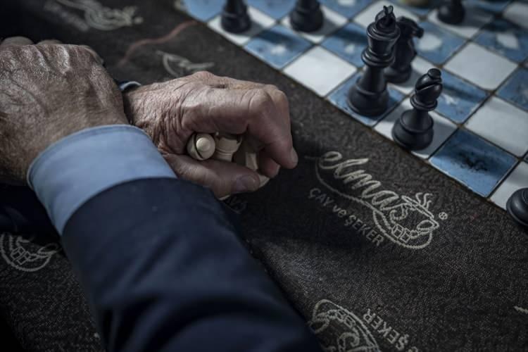 <p>Kazanmak kadar sohbetin ve birlikte vakit ge&ccedil;irmenin de &ouml;nemli olduğu bu ortamda, g&uuml;nler adeta su gibi akıp gidiyor.&nbsp;</p>
