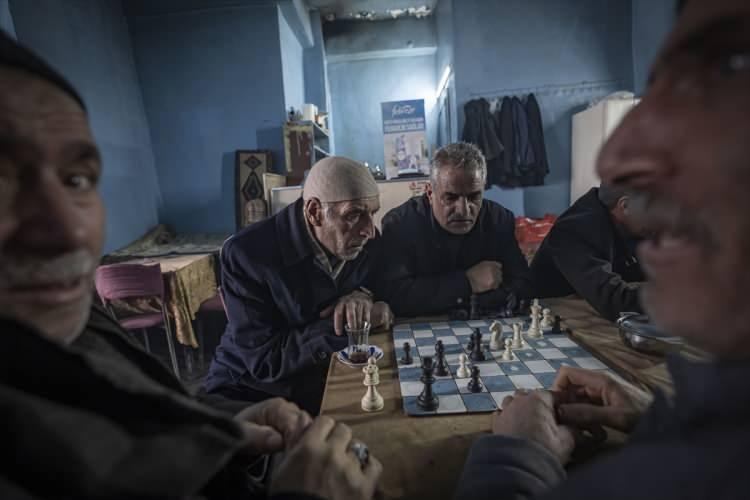 <p><span style="color:#A52A2A"><strong>15 YILDIR DEVAM EDİYOR</strong></span></p>

<p>&nbsp;</p>

<p>Kahvehanenin sahibi Melik Şahin, kahvehanede satran&ccedil; oynamanın eski bir gelenek olduğunu ve 15 yıl &ouml;nce a&ccedil;tığı kahvehanesinde bu geleneği devam ettirdiğini s&ouml;yledi.</p>
