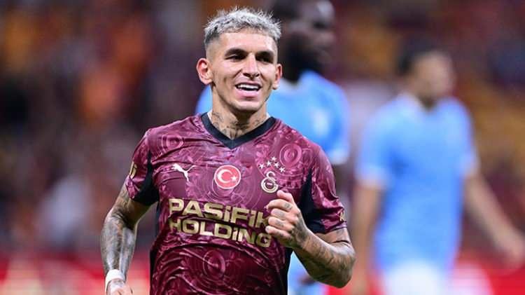 <p>Meslek hayatıyla sık sık konuşulan &uuml;nl&uuml; yıldız, &ouml;nceki g&uuml;n bir alışveriş merkezinde objektiflere yansıdı.&nbsp;</p>
