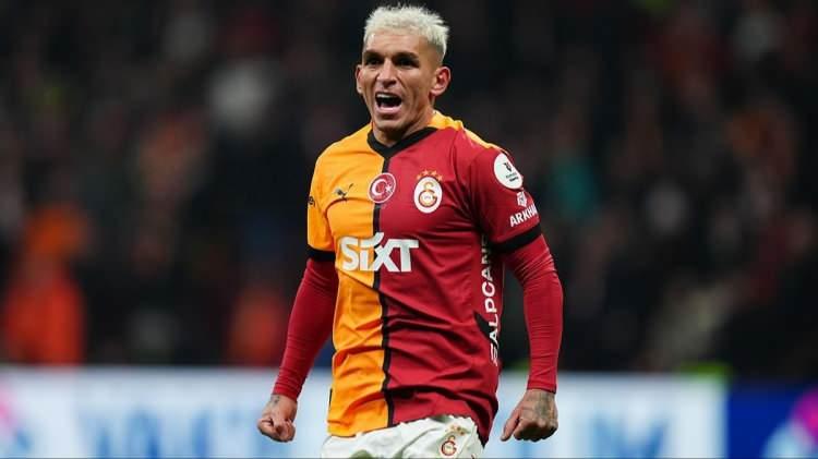 <p>Akşam saatlerinde alışveriş merkezine gelen Torreira, gazetecileri fark edince kameralara poz vermeyi ihmal etmedi.</p>
