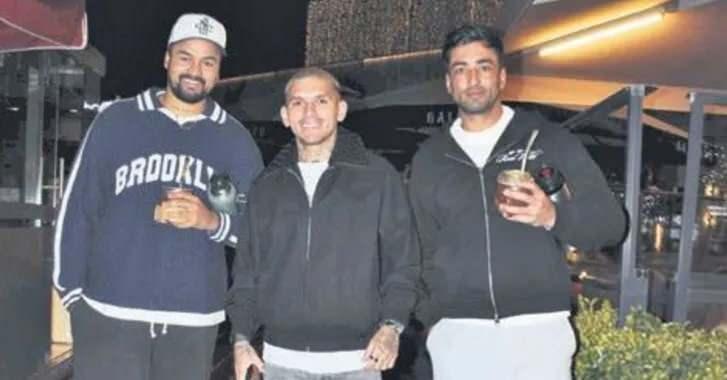 <p>"Kolay gelsin arkadaşlar" diyerek muhabirlerle sohbet eden yıldız futbolcu, yurt dışından kuzenlerinin geldiğini ifade etti.</p>
