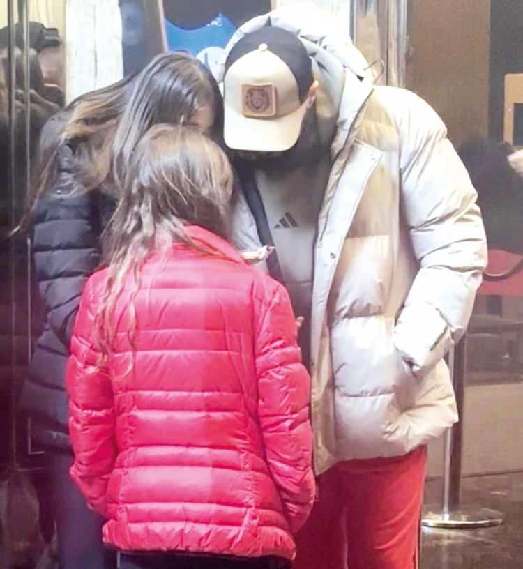 <p>T&uuml;m uyarılara rağmen gazetecilerin g&ouml;r&uuml;nt&uuml; almaya devam ettiğini farkedince &uuml;nl&uuml; şarkıcı AVM'nin &ouml;n kapısından &ccedil;ıkmaktan vazge&ccedil;erek arka kapıya y&ouml;neldi.</p>
