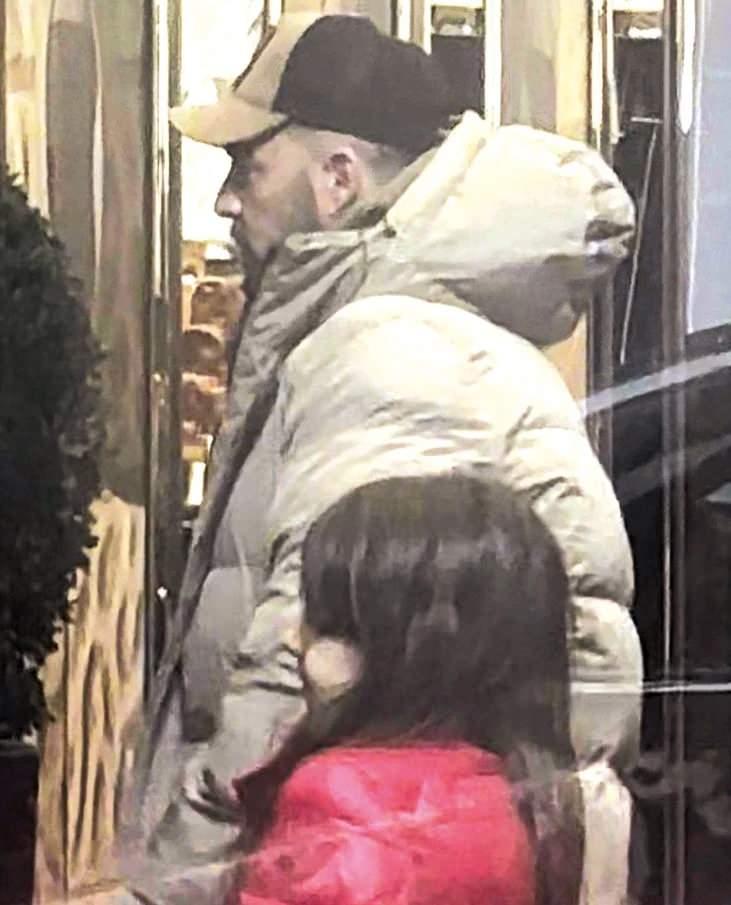 <p>Kızlarıyla birlikte arka kapıdan aracına binen şarkıcı G&ouml;khan &Ouml;zen'in tavırları eleştiri konusu oldu. Aynı zamanda s&uuml;rekli y&uuml;z&uuml;n&uuml; gizleyen şarkcının y&uuml;z&uuml;ndeki şişlikler de dikkatlerden ka&ccedil;madı.</p>
