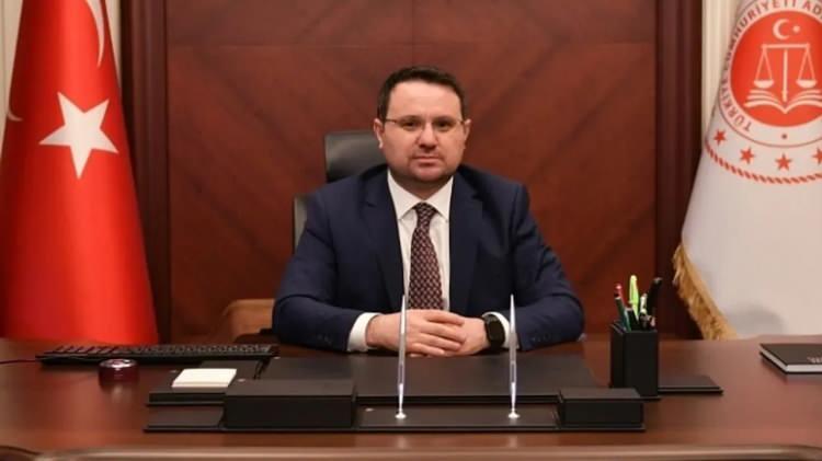 <p><span style="color:#B22222"><strong>AKIN G&Uuml;RLEK: NEVŞEHİR</strong></span></p>

<p>Adalet Bakanlığı'na atanan Akın G&uuml;rlek, Nevşehirli.</p>

<p>G&uuml;rlek, 1982 yılında Nevşehir'de d&uuml;nyaya geldi.&nbsp;</p>
