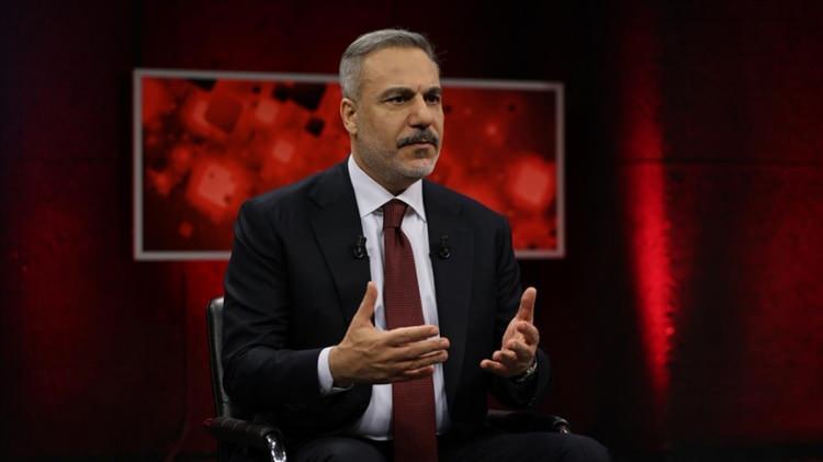 <p><span style="color:#B22222"><strong>HAKAN FİDAN: ANKARA&nbsp;</strong></span></p>

<p>Bir d&ouml;nem MİT M&uuml;steşarı şimdi ise Dışişleri Bakanı olarak g&ouml;rev yapan Hakan Fidan, Ankara doğumlu.&nbsp;</p>

<p>Ankara'da doğan Fidan, &ccedil;ocukluk yıllarını da başkentin sokaklarında ge&ccedil;irdi.&nbsp;</p>

<p>1968 yılında Ankara Hamam&ouml;n&uuml;&rsquo;nde doğan Bakan Fidan, Kara Kuvvetleri Muhabere Okulu ve Kara Kuvvetleri Dil Okulu'ndan mezun oldu.</p>

<p>Bakan Fidan, akademik tahsilinin b&uuml;y&uuml;k kısmını T&uuml;rk Silahlı Kuvvetleri'ndeki (TSK) g&ouml;revi esnasında yaptı.</p>
