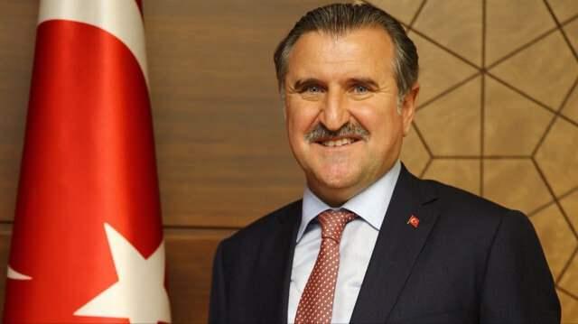 <p><span style="color:#B22222"><strong>OSMAN AŞKIN BAK: RİZE</strong></span></p>

<p>&Uuml;sk&uuml;dar doğumlu olan Gen&ccedil;lik ve Spor Bakanı Osman Aşkın Bak, Rizeli.&nbsp;</p>

<p>Osman Aşkın Bak,&nbsp;24. D&ouml;nemde İstanbul, 25, 26 ve 27. D&ouml;nemde Rize Milletvekili se&ccedil;ildi.</p>

<p>NATO Parlamenterler Asamblesi T&uuml;rk Grubu &Uuml;yesi ve Dışişleri Komisyonu S&ouml;zc&uuml;s&uuml; oldu. Dopingle M&uuml;cadele Araştırma Komisyonu Başkanlığı yaptı.</p>

<p>65. H&uuml;k&ucirc;mette Gen&ccedil;lik ve Spor Bakanı olarak g&ouml;rev aldı.</p>
