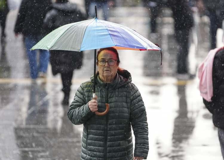 <p>Meteoroloji Genel M&uuml;d&uuml;rl&uuml;ğ&uuml;'nden yapılan değerlendirmelere g&ouml;re, bug&uuml;n &uuml;lkemiz genelinin &ccedil;ok bulutlu,&nbsp;<strong>Ege, Akdeniz, İ&ccedil; Anadolu, Orta ve Doğu Karadeniz, Doğu ve G&uuml;neydoğu Anadolu ile Balıkesir, Bursa, Bilecik, Sinop, Bolu &ccedil;evreleri, &Ccedil;anakkale'nin doğusu, Kırklareli, İstanbul ve Kocaeli'nin</strong>&nbsp;kuzey il&ccedil;eleri aralıklı yağışlı ge&ccedil;ecek.&nbsp;</p>
