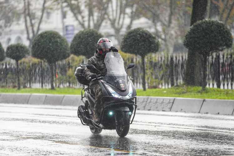 <p>R&uuml;zgarın; Marmara ve Batı Karadeniz kıyılarında kuzey ve kuzeydoğu y&ouml;nlerden kuvvetli olarak (50-70 km/saat) esmesi bekleniyor. Sabah ve gece saatlerinde doğu b&ouml;lgelerde buzlanma ve don olayı bekleniyor.</p>
