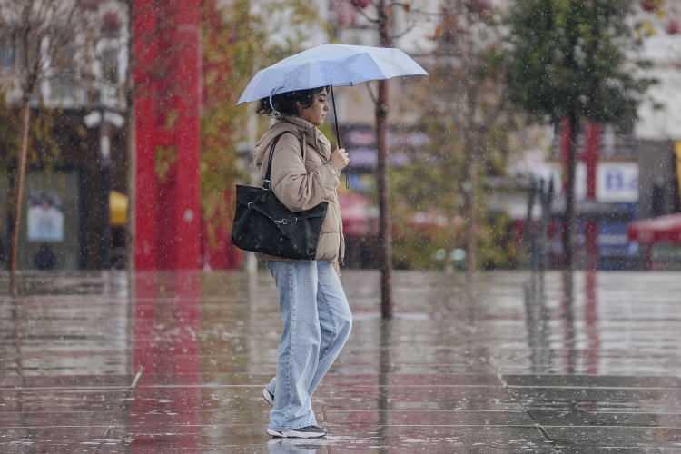 <p>Şen&rsquo;in değerlendirmesine g&ouml;re, Perşembe ve cuma g&uuml;n&uuml; batı b&ouml;lgelerinin kıyı kesimlerinde ve Akdeniz b&ouml;lgesinde kuvvetli yağışlar bekleniyor.</p>
