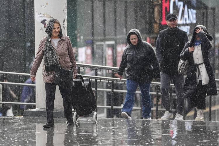 <p><strong>EDİRNE &deg;C, 10&deg;C</strong></p>

<p><br />
Par&ccedil;alı ve &ccedil;ok bulutlu</p>

<p><strong>İSTANBUL &deg;C, 8&deg;C</strong></p>

<p><br />
Par&ccedil;alı ve &ccedil;ok bulutlu, kuzey il&ccedil;eleri hafif yağmurlu</p>

<p><strong>KIRKLARELİ &deg;C, 7&deg;C</strong></p>

<p><br />
Par&ccedil;alı ve &ccedil;ok bulutlu, kuzey il&ccedil;eleri hafif yağmurlu</p>

<p><strong>KOCAELİ &deg;C, 9&deg;C</strong></p>

<p><br />
Par&ccedil;alı ve &ccedil;ok bulutlu, kuzey il&ccedil;eleri hafif yağmurlu</p>
