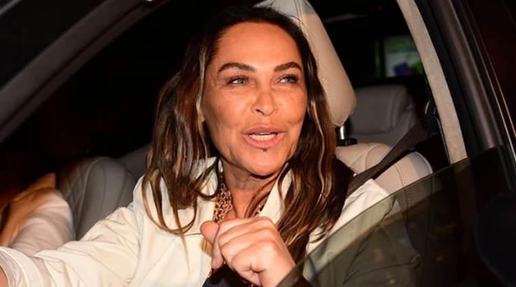 <p><strong>Oyunculuk kariyerine uzun s&uuml;re aran veren<span style="color:#FF0000"> 'H&uuml;lya Avşar',</span> sessizliğini <span style="color:#FF0000">'Aynı Yağmur Altında'</span> dizisi ile bozdu.</strong></p>
