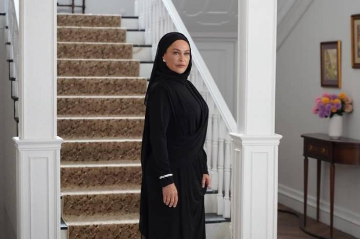 <p><strong>Avşar, <span style="color:#FF0000">"O kadar şık olabiliyor ki, normal g&uuml;nl&uuml;k hayatında da bunu kullanabilirsin. Baş&ouml;rt&uuml;s&uuml;n&uuml;, başını &ouml;rtmeyen kişilerin de kullandığını g&ouml;r&uuml;yoruz. Ben de g&uuml;nl&uuml;k hayatıma entegre edebilirim, &ccedil;ok şık &ccedil;&uuml;nk&uuml;."</span> ifadelerini kullandı.</strong></p>
