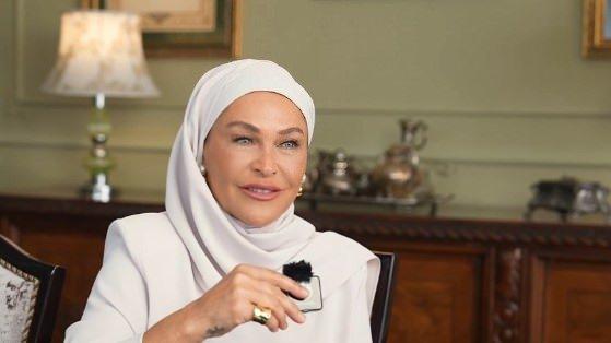 <p><strong>Dizide tesett&uuml;rl&uuml; bir karakteri oynayan Avşar'ın, ge&ccedil;mişte tesett&uuml;rl&uuml; kadınlara i&ccedil;in kullandığı <span style="color:#FF0000">"&ouml;c&uuml;"</span> ifadesi sonrası bu rol&uuml; &uuml;stlenecek olması sosyal medyada geniş yankı uyandırmıştı.</strong></p>
