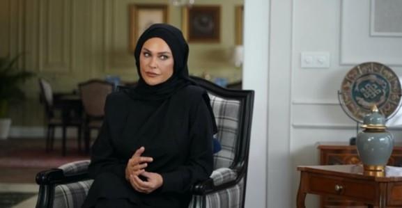 <p><strong>Dizi setine gelen muhabirlerin sorularını yanıtlayan H&uuml;lya Avşar, baş&ouml;rt&uuml;s&uuml; hakkında yaptığı a&ccedil;ıklamayla sosyal medyayı ikiye b&ouml;ld&uuml;</strong>.</p>
