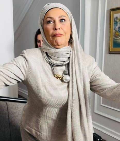 <p><strong>Bir&ccedil;ok sosyal medya kullanıcısı tarafından eleştiri yağmuruna tutulan &uuml;nl&uuml; oyuncuya, <span style="color:#FF0000">"Sanırsın toka takıyor", </span></strong></p>

<p><strong><span style="color:#FF0000">"Yanlış c&uuml;mle kurmamak i&ccedil;in 10 saat geveledi ve yine yanlış c&uuml;mle kurdu.</span></strong></p>

<p><strong><span style="color:#FF0000">"Herkesin t&uuml;rban takmak i&ccedil;in nedeni farklı. Samimi olan ise tek bir nedenle takar. Sadelikle, sessizlikle, kendi ile yaradanı arasında kalır konu."</span> gibi yorumlar yapıldı.</strong></p>
