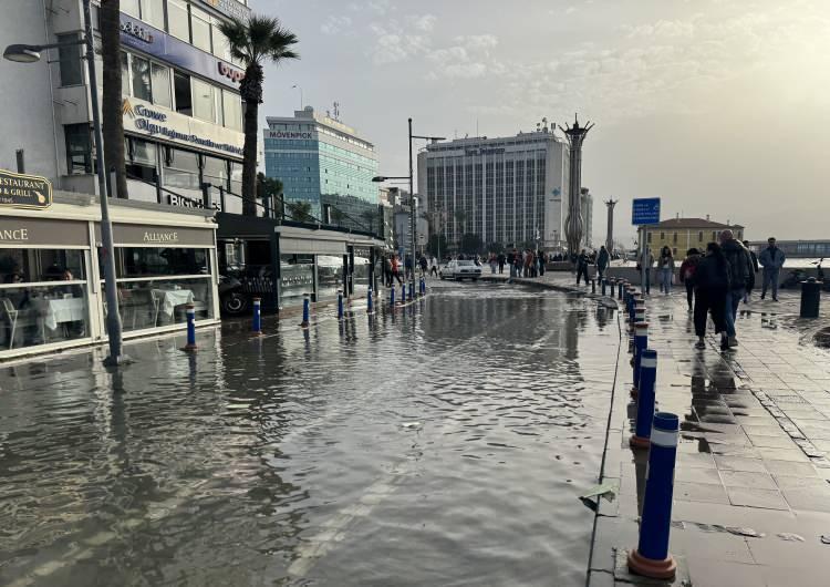 <p>Karşıyaka Vapur İskelesi, Z&uuml;beyde Hanım Nikah Sarayı ile Karşıyaka Spor Kul&uuml;b&uuml; Yelken Şube arasındaki b&ouml;lgede deniz taşması nedeniyle ara&ccedil;lar yolda ilerlemekte g&uuml;&ccedil;l&uuml;k &ccedil;ekti.</p>
