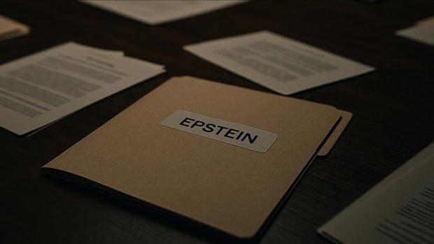 <p><span style="color:#FF0000"><strong>EPSTEİN'İN KENDİ UZUN &Ouml;M&Uuml;R &Ccedil;ALIŞMALARI</strong></span></p>

<p>&nbsp;</p>

<p>&nbsp;</p>

<p><br />
Epstein'in gen&ccedil; kalma ve uzun yaşam takıntısı belgelerde net bi&ccedil;imde g&ouml;r&uuml;l&uuml;yor. Finans&ouml;r, genetik testler yaptırmış, kendi DNA'sını rejeneratif tıp ve k&ouml;k h&uuml;cre araştırmalarında kullanmayı planlamıştı.</p>

<p>Harvard bağlantılı doktorlarla CRISPR gibi gen d&uuml;zenleme teknolojileri &uuml;zerinde &ccedil;alıştığı, genomunun dizilendiği ve uzun &ouml;m&uuml;r odaklı projelere fon sağlamayı teklif ettiği ortaya &ccedil;ıktı.</p>

<p>&nbsp;</p>

<p>&nbsp;</p>
