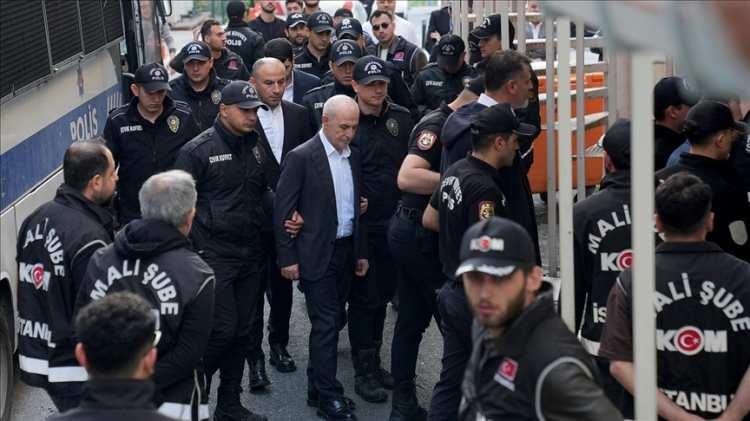 <p><span style="color:#B22222"><strong>OZAN İŞ:</strong></span></p>

<p>Hak ediş &ouml;demesi alabilmek i&ccedil;in belediye binasında 300 bin dolar nakit r&uuml;şvet teslim edildi.</p>
