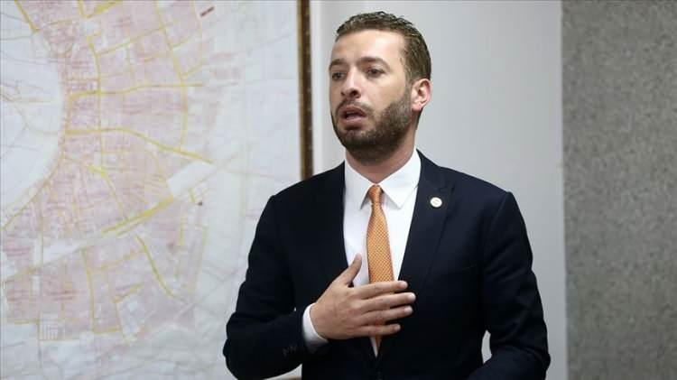 <p>&Ouml;te yandan, g&ouml;revden uzaklaştırılan tutuklu sanık Ceyhan Belediye Başkanı Kadir Aydar hakkındaki iddialarını da sıralayan Aktaş, Yumurtalık'ta bulunan aile şirketine ait iki dairenin devredildiğini ve ayrıca Ankara'da Aydar&rsquo;ın kendisine 300 bin dolar teslim ettiğini, Ekim 2024'te ise akrabalarına 6 milyon TL daha nakit verildiğini savundu.</p>
