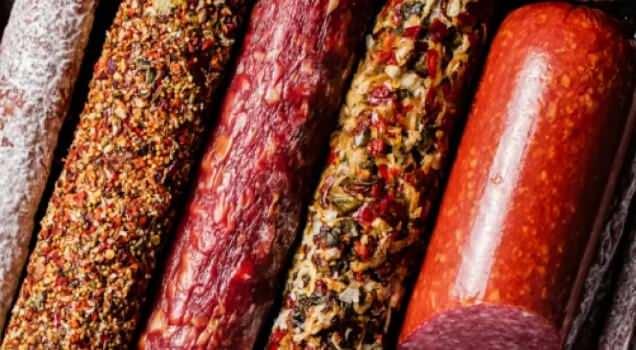 <p><strong>&ldquo;Asla t&uuml;ketmeyin&rdquo; </strong>denilen yiyeceklerin başında işlenmiş şark&uuml;teri &uuml;r&uuml;nleri yer alıyor. Bu &uuml;r&uuml;nlerde raf &ouml;mr&uuml;n&uuml; uzatmak ve rengini korumak amacıyla kullanılan nitrit ve nitrat gibi kimyasallar, sindirim sırasında midede kanserojen bileşiklere d&ouml;n&uuml;şebiliyor.</p>
