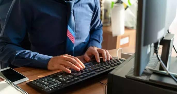 <p>Kamu Kurum ve Kuruluşlarının Merkez ve Taşra Teşkilatları ile Bunlara Bağlı D&ouml;ner Sermayeli Kuruluşlarda S&ouml;zleşmeli Personel Pozisyonlarında &Ccedil;alışmakta Olanların Atanabilecekleri Memur Kadrolarına Dair Kararın Y&uuml;r&uuml;rl&uuml;ğe Konulması Hakkında Cumhurbaşkanı Kararı, Resmi Gazete'de yayımlandı.</p>
