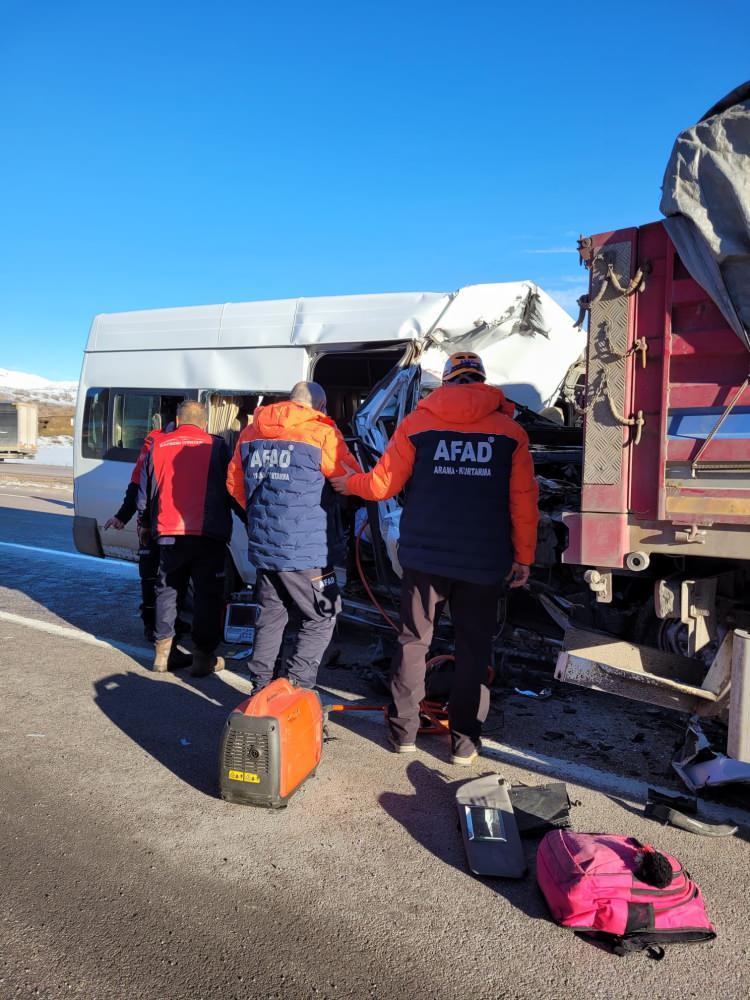 <p><strong><span style="color:rgb(178, 34, 34)">TIRA ARKADAN &Ccedil;ARPTI</span></strong></p>

<p>Edinilen bilgiye g&ouml;re, Pınarbaşı il&ccedil;esi Bah&ccedil;ecik Barajı yakınlarında meydana gelen kazada, s&uuml;r&uuml;c&uuml;s&uuml;n&uuml;n ismi &ouml;ğrenilemeyen &ouml;ğrenci servisi, tıra arkadan &ccedil;arptı.</p>
