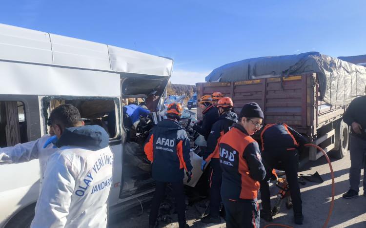 <p>Kayseri'nin Pınarbaşı il&ccedil;esinde &ouml;ğrenci servisinin tıra &ccedil;arpması sonucu 1 kişi hayatını kaybetti, 7 kişi yaralandı.</p>
