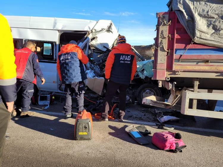 <p><strong><span style="color:rgb(178, 34, 34)">SERVİSTE CAN PAZARI</span></strong></p>

<p>Kazada serviste bulunan H.K. hayatını kaybederken, s&uuml;r&uuml;c&uuml; ile beraber D.K., H.&Ouml;., M.K., H.İ.Y., &Uuml;.K. ve R.K. yaralandı.&nbsp;</p>
