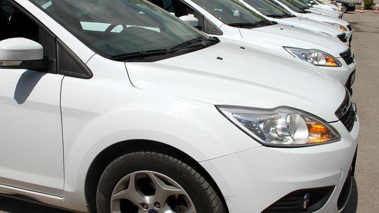 <p>Ticaret Bakanlığı, motorlu kara taşıtlarının kiralama s&uuml;re&ccedil;lerinde, bir&ccedil;ok alanda kapsamlı d&uuml;zenlemeleri i&ccedil;eren "Motorlu Kara Taşıtlarının Kiralanması Hakkında Y&ouml;netmelik Taslağı"nı hazırlayarak, kamuoyu ve sekt&ouml;r paydaşlarının g&ouml;r&uuml;ş&uuml;ne sundu.</p>
