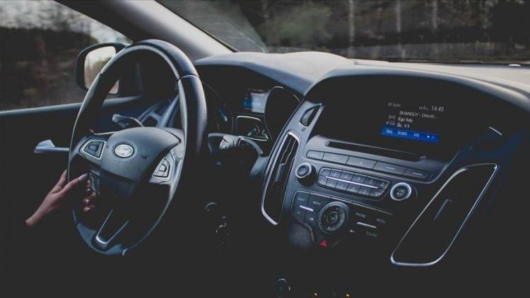 <p>B&uuml;y&uuml;kşehirlerde faaliyet g&ouml;steren işletmeler i&ccedil;in birinin T&uuml;rkiye'de &uuml;retilmesi koşuluyla, en az 2 hibrit veya elektrikli taşıtı, filolarında bulundurma zorunluluğu getirilerek, &ccedil;evre dostu ulaşım teşvik edilecek ve yerli &uuml;retim desteklenecek.</p>
