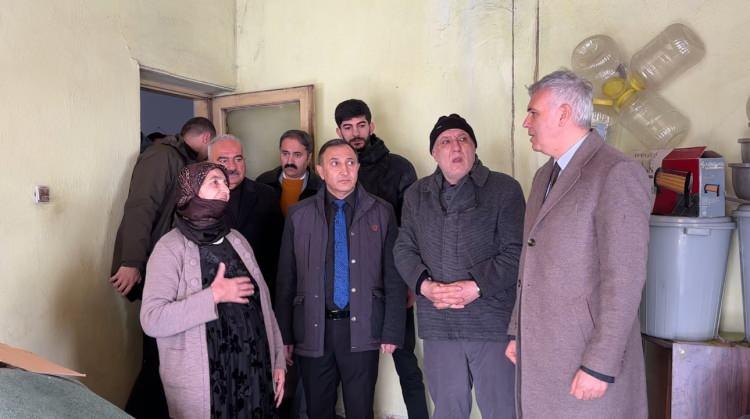 <p><strong><em>Y&uuml;ksekova Kaymakamı Mustafa Akın</em></strong>, beraberindeki heyetle birlikte olayın yaşandığı b&ouml;lgeye giderek Bala'ya ge&ccedil;miş olsun ziyaretinde bulundu.</p>
