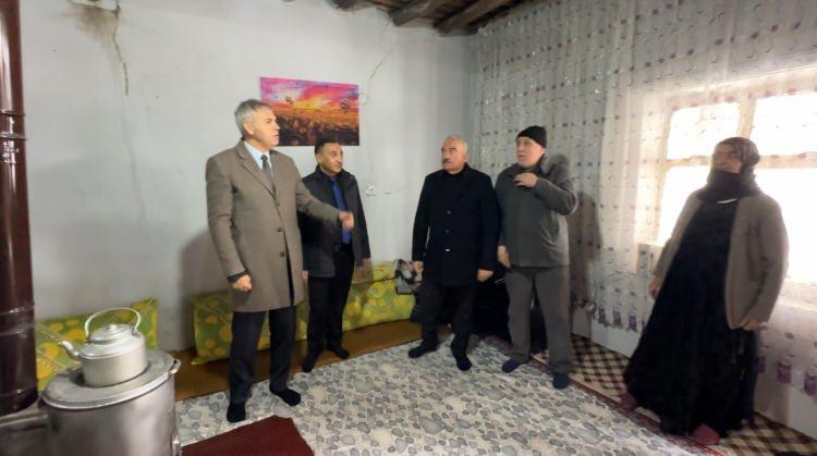 <p><strong><em>Hakkari Valisi Ali &Ccedil;elik'in</em></strong> selamlarını ileten Akın, evin durumu hakkında yetkililerden bilgi aldı.</p>
