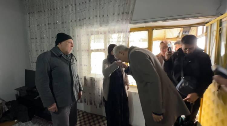 <p><span style="color:#A52A2A"><strong>EVSİZ KALAN KADININ YARDIMINA DEVLET KURUMLARI YETİŞTİ</strong></span><br />
&nbsp;</p>

<p>Şans eseri yaralananın olmadığı olayda, kış ortasında evsiz kalan yaşlı kadının yardımına devlet kurumları yetişti.</p>
