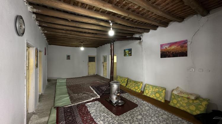 <p>Ziyarete katılan <strong><em>Y&uuml;ksekova Sosyal Yardımlaşma ve Dayanışma Vakfı M&uuml;d&uuml;r&uuml; Emir &Ouml;zdil</em></strong> ve teknik ekiplerin incelemeleri sonucu, mevcut yapının kullanılamaz durumda olduğu tespit edildi.</p>
