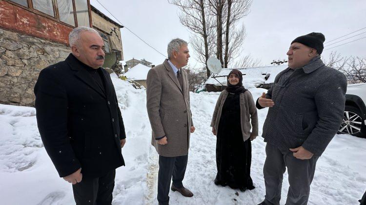 <p><span style="color:#A52A2A"><strong>"VATANDAŞIMIZIN MAĞDURİYETİ BİZİM MAĞDURİYETİMİZDİR"</strong></span><br />
&nbsp;</p>

<p><strong>"Vatandaşımızın mağduriyeti bizim mağduriyetimizdir."</strong> diyen Kaymakam Akın, <strong>"Elimizden gelen her şeyi yapmaya hazırız. Gerekli &ccedil;alışmaları başlattık, Piruze teyzemizi kışın ortasında yalnız bırakmayacağız."</strong> şeklinde konuştu.</p>
