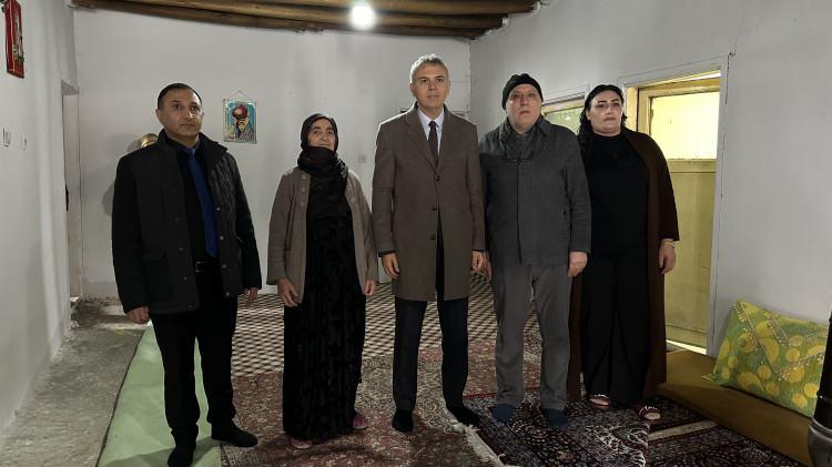 <p><span style="color:#A52A2A"><strong>AKIN, YENİ EV M&Uuml;JDESİNİ VERDİ</strong></span><br />
&nbsp;</p>

<p>Kaymakam Akın, Hakkari Valiliği ile koordineli şekilde hareket ettiklerini belirterek, eski yapının yıkılarak yerine Y&uuml;ksekova'nın iklim şartlarına uygun, modern ve g&uuml;venli bir evin inşa edileceği m&uuml;jdesini verdi.</p>
