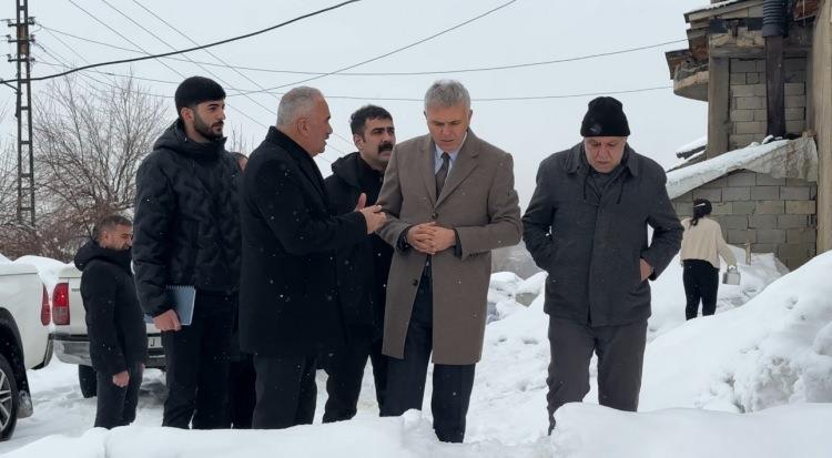 <p><span style="color:#A52A2A"><strong>"EVİN YENİDEN YAPILACAĞINI DUYMAK BİZLERİ &Ccedil;OK MUTLU ETTİ"</strong></span><br />
&nbsp;</p>

<p>Bala'nın damadı Bapir Bala ise kış şartlarının &ccedil;etin ge&ccedil;tiğine dikkat &ccedil;ekerek,<strong> "Kaymakamımız bizzat gelerek bizleri onurlandırdı. Evin yeniden yapılacağını duymak bizleri &ccedil;ok mutlu etti. Başta Hakkari Valimiz Ali &Ccedil;elik olmak &uuml;zere emeği ge&ccedil;en herkese teşekk&uuml;r ediyoruz."</strong> ifadelerini kullandı.</p>
