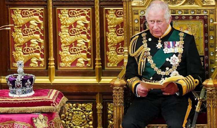 <p><strong>Kıyafet konusunda olduk&ccedil;a tutumlu olmalarıyla bilinen aile, yıllar boyu aynı kıyafeti sayısız kez giymeyi tercih ediyor. Adeta bir gelenek olan bu durum, yalnızca ailenin &uuml;yeleri i&ccedil;in değil Kral i&ccedil;in bile olduk&ccedil;a &ouml;nemli.</strong></p>
