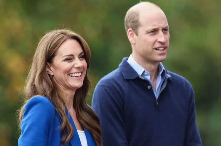 <p>Kensington Sarayı s&ouml;zc&uuml;s&uuml; aracılığıyla yapılan a&ccedil;ıklamada, &ccedil;iftin devam eden ifşaatlar nedeniyle <strong>"derinden endişeli"</strong> oldukları ve d&uuml;ş&uuml;ncelerinin tamamen <strong>"mağdurlara odaklandığı"</strong> belirtildi.&nbsp;</p>
