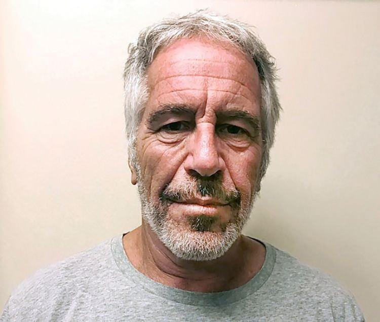 <p>D&uuml;nya g&uuml;ndemini sarsan Jeffrey Epstein dosyalarıyla ilgili kamuoyuyla paylaşılan belgeler, yeni tartışmaları da beraberinde getiririken&nbsp;&nbsp;İngiliz Kraliyet Ailesi ilk kez resmi a&ccedil;ıklama yaptı.&nbsp;</p>
