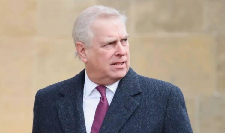 <p>ABD&rsquo;de kamuoyuyla paylaşılan devasa dosya yığınında, Andrew olduğu iddia edilen bir kişinin bir kadın &uuml;zerinde diz &ccedil;&ouml;km&uuml;ş h&acirc;lde g&ouml;r&uuml;ld&uuml;ğ&uuml; fotoğrafların yer alması b&uuml;y&uuml;k infiale yol a&ccedil;tı.</p>
