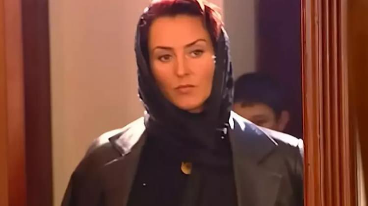 <p>&Uuml;nl&uuml; oyuncu, ge&ccedil;tiğimiz aylarda sosyal medya hesabından yaptığı paylaşımla kanser teşhisi aldığını duyurmuş ve &ldquo;Kanserle m&uuml;cadelemiz başladı. En g&uuml;zel şekilde uğurlayıp g&ouml;ndereceğiz, inşallah&rdquo; s&ouml;zleriyle takip&ccedil;ilerinden dua istemişti.</p>
