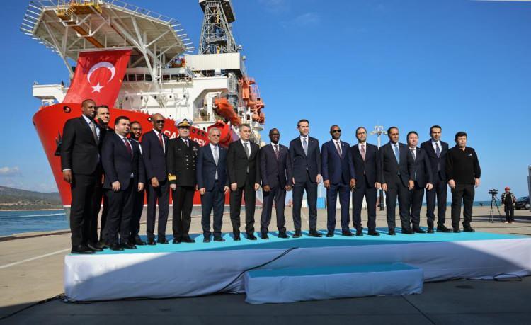 <p>Enerji ve Tabii Kaynaklar Bakanı Alparslan Bayraktar, Taşucu Limanı&rsquo;ndan Somali&rsquo;ye uğurlanan '&Ccedil;ağrı Bey' sondaj gemisi t&ouml;reninde yaptığı konuşmada, "İlk defa derin deniz sondaj gemimiz, Mavi Vatan dışında g&ouml;reve &ccedil;ıkıyor" dedi.</p>

<p>&nbsp;</p>
