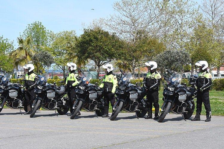 <p>Trafik d&uuml;zenlemeleri de i&ccedil;eren, 'Karayolları Trafik Kanunu'nda Değişiklik Yapılmasına Dair Kanun Teklifi'nin 6 maddesi daha T&uuml;rkiye B&uuml;y&uuml;k Millet Meclisi (TBMM) Genel Kurulu'nda kabul edildi.</p>
