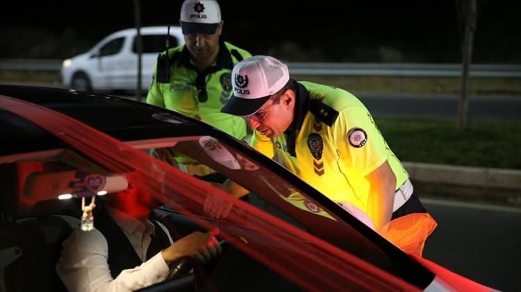 <p>Milletvekillerine verilen 1'er dakikalık g&uuml;ndem dışı konuşmalardan sonra grup başkanvekillerinin g&uuml;ndeme ilişkin değerlendirmeleri ve siyasi partilerin TBMM Başkanlığına sunduğu &ouml;nergeler &uuml;zerine g&ouml;r&uuml;şmelerin tamamlanmasının ardından teklife ge&ccedil;ildi. Yapılan g&ouml;r&uuml;şmelerin ardından ilk 23 maddesi g&ouml;r&uuml;ş&uuml;len teklifin, 6 maddesi daha kabul edildi.</p>
