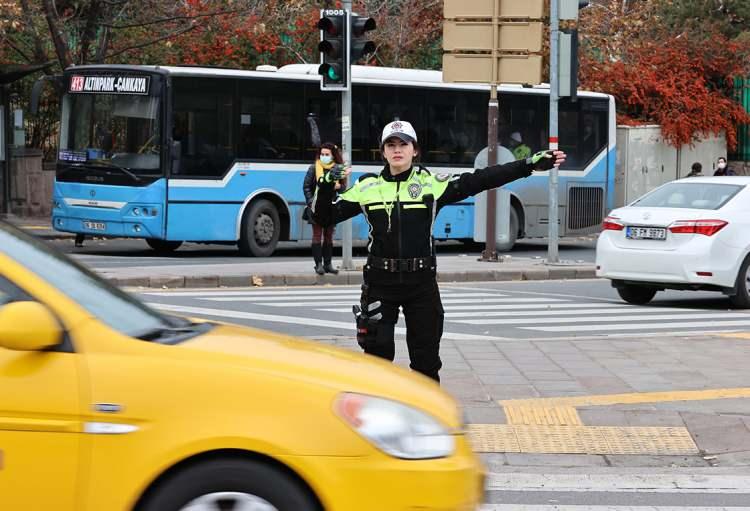 <p>T&uuml;rkiye B&uuml;y&uuml;k Millet Meclisi (TBMM) Genel Kurulu, trafik d&uuml;zenlemeleri de i&ccedil;eren 'Karayolları Trafik Kanunu'nda Değişiklik Yapılmasına Dair Kanun Teklifi'ni g&ouml;r&uuml;şmek &uuml;zere Meclis Başkanvekili Pervin Buldan başkanlığında toplandı.</p>

