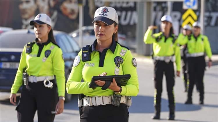 <p>Aynı yıl i&ccedil;erisinde iki kez kural ihlal yapan s&uuml;r&uuml;c&uuml;ye 10 bin lira, 3 veya daha fazla ihlal halinde ise her seferinde 20 bin lira para cezası uygulanacak ve ehliyetlerine 30 g&uuml;n s&uuml;reyle geri alınacak. S&uuml;r&uuml;ş esnasında yolcuların emniyet kemeri ya da y&ouml;netmelikte yer alan koruyucu sistemlerin usul&uuml;ne uygun olarak kullanılması mecburi hale getirilecek.&nbsp;</p>
