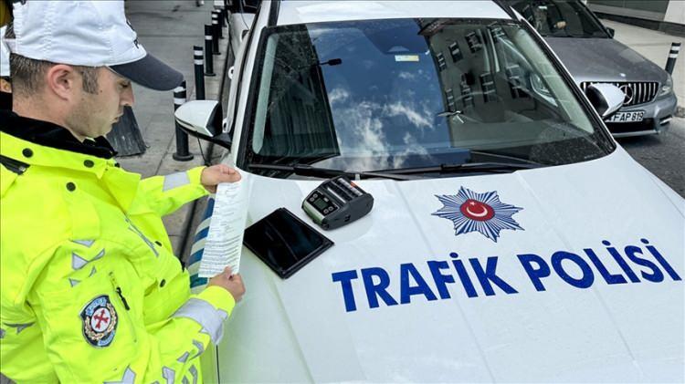 <p><span style="color:#B22222"><strong>&Ccedil;OCUKLARIN G&Uuml;VENLİĞİNİ SAĞLAMAYANA 5 BİN LİRA CEZA</strong></span></p>

<p>Diğer taraftan teklifte kabul edilen bir başka maddeye g&ouml;re ise emniyet kemerini usul&uuml;ne aykırı kullanan s&uuml;r&uuml;c&uuml;lere ve yolculara 2 bin 500 lira idari para cezası uygulanacak. Emniyet kemeri kuralını bir yıl i&ccedil;erisinde 4 kez ihlal edilmesi durumunda ehliyetleri 30 g&uuml;n s&uuml;reyle geri alınacak.</p>
